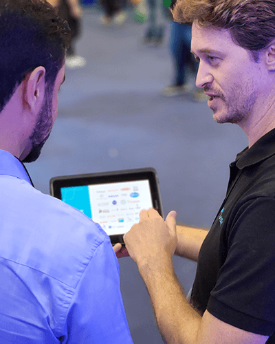 Espaço colaborativo para criação de soluções tecnológicas Ambiente de trabalho moderno para desenvolvimento de software