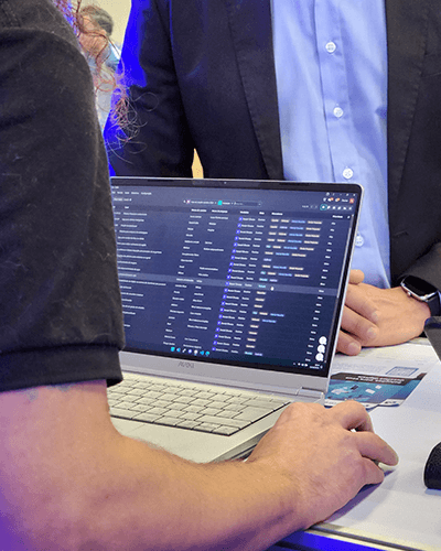 Desenvolvedores trabalhando em projetos inovadores Equipe de desenvolvimento de software em ação